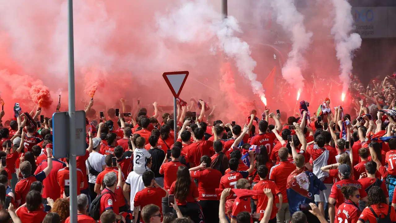 Aficionados del Osasuna reciben a su equipo antes del partido de LaLiga entre el Osasuna y el Espanyol, este domingo en el estadio de El Sadar, en Pamplona. EFE/ J.P. Urdiroz