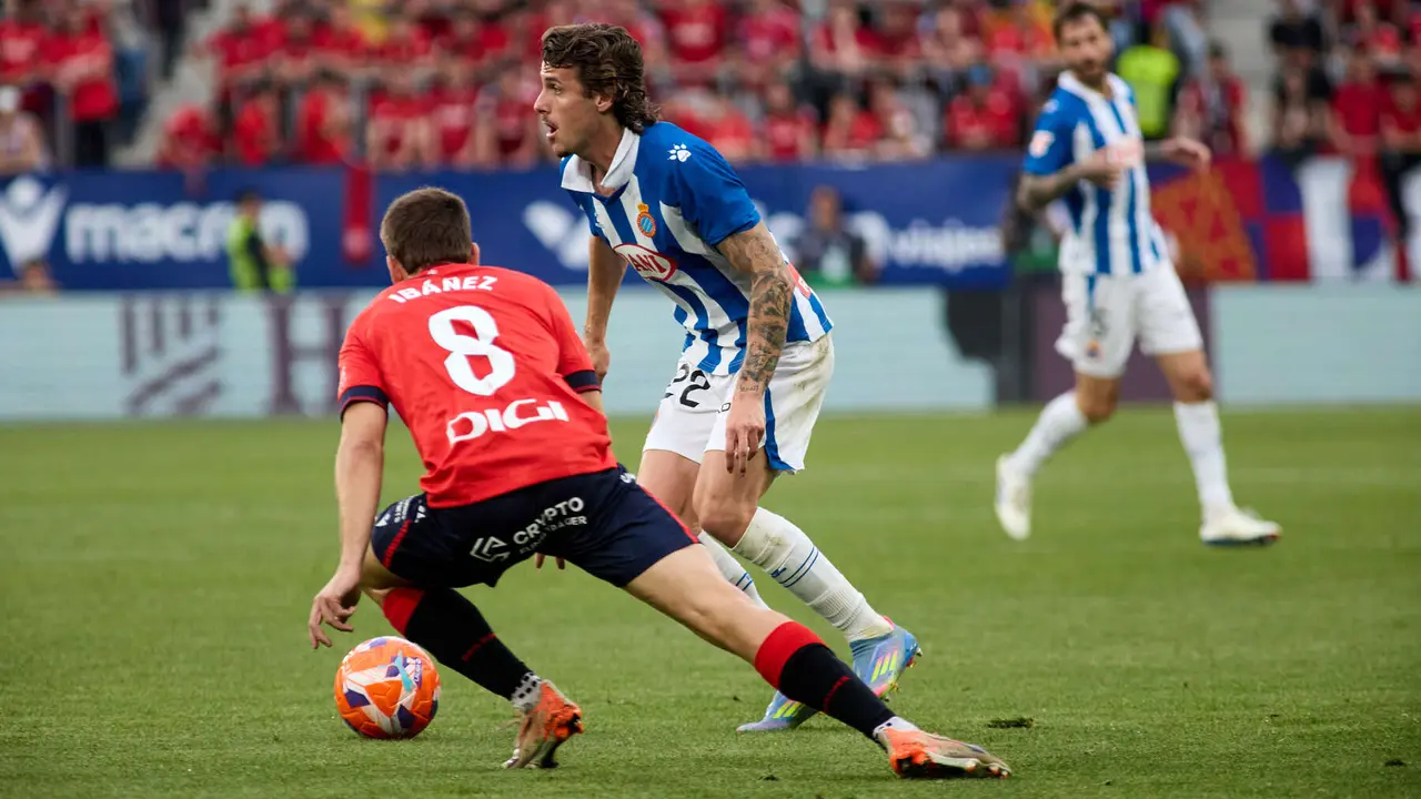 Pablo Ibáñez (8. CA Osasuna) y Carlos Romero (22. RCD Espanyol) durante el partido de La Liga EA Sports entre CA Osasuna y RCD Espanyol disputado en el estadio de El Sadar en Pamplona. IÑIGO ALZUGARAY