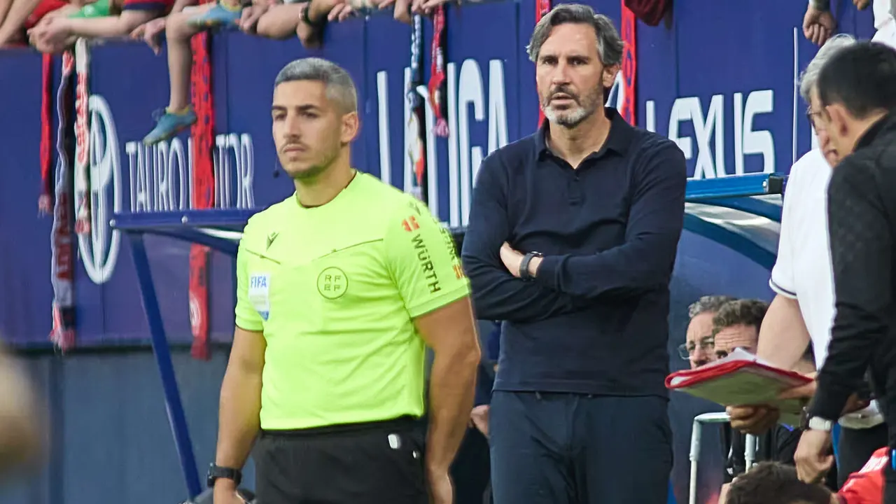 Vicente Moreno (entrenador CA Osasuna) durante el partido de La Liga EA Sports entre CA Osasuna y RCD Espanyol disputado en el estadio de El Sadar en Pamplona. IÑIGO ALZUGARAY