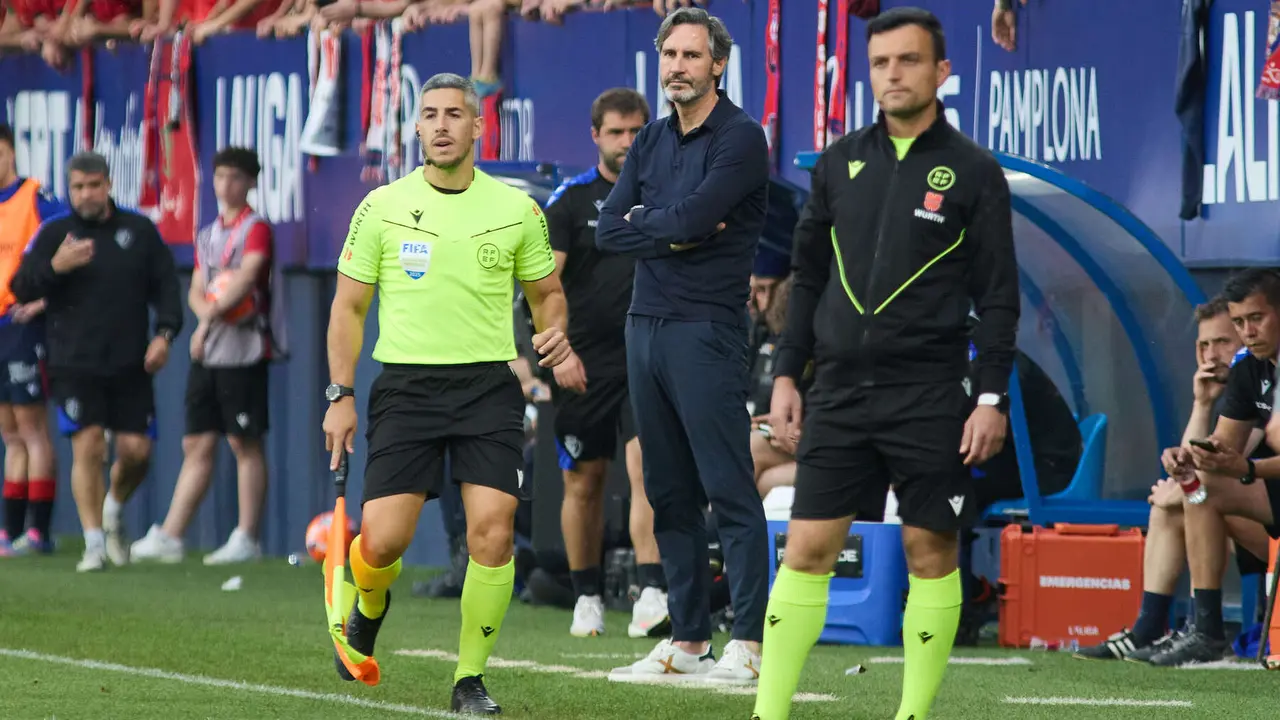 Vicente Moreno (entrenador CA Osasuna) durante el partido de La Liga EA Sports entre CA Osasuna y RCD Espanyol disputado en el estadio de El Sadar en Pamplona. IÑIGO ALZUGARAY