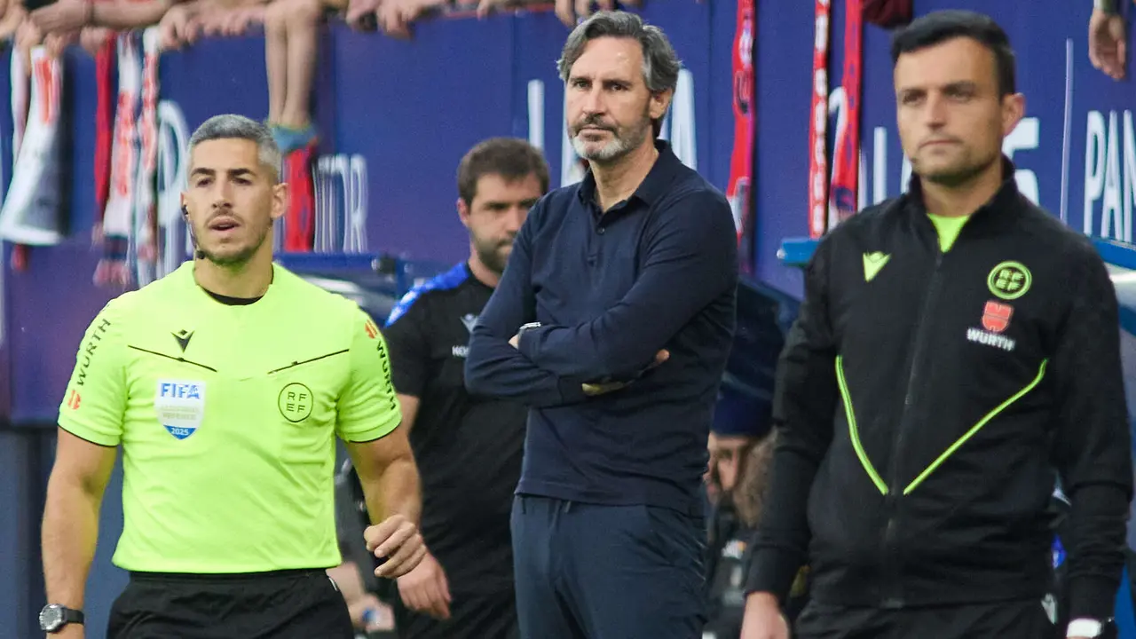 Vicente Moreno (entrenador CA Osasuna) durante el partido de La Liga EA Sports entre CA Osasuna y RCD Espanyol disputado en el estadio de El Sadar en Pamplona. IÑIGO ALZUGARAY