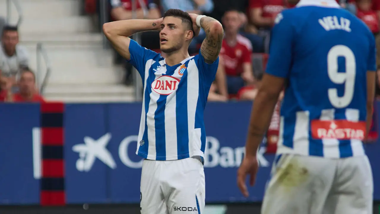 Roberto Fernández (2. RCD Espanyol) durante el partido de La Liga EA Sports entre CA Osasuna y RCD Espanyol disputado en el estadio de El Sadar en Pamplona. IÑIGO ALZUGARAY