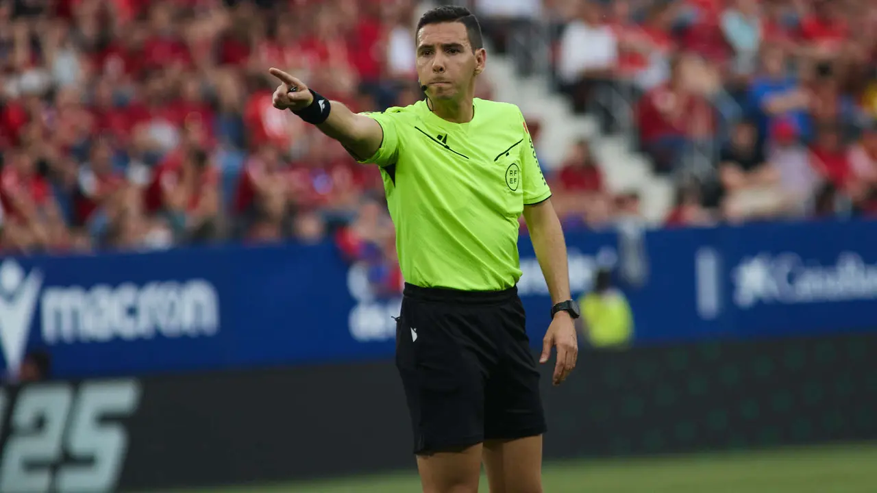 Francisco José Hernández Maeso (árbitro del partido) durante el partido de La Liga EA Sports entre CA Osasuna y RCD Espanyol disputado en el estadio de El Sadar en Pamplona. IÑIGO ALZUGARAY