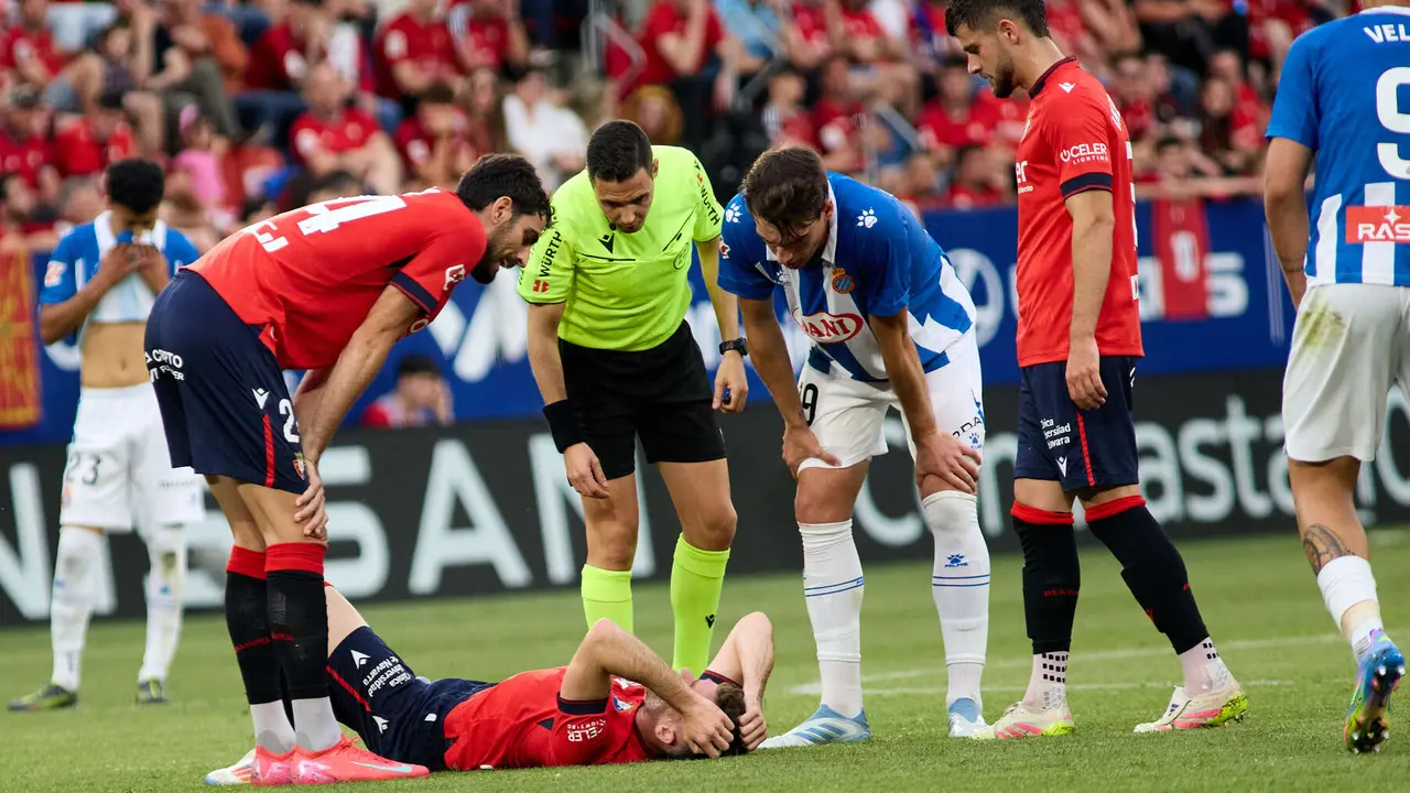 Kike Barja (11. CA Osasuna) durante el partido de La Liga EA Sports entre CA Osasuna y RCD Espanyol disputado en el estadio de El Sadar en Pamplona. IÑIGO ALZUGARAY