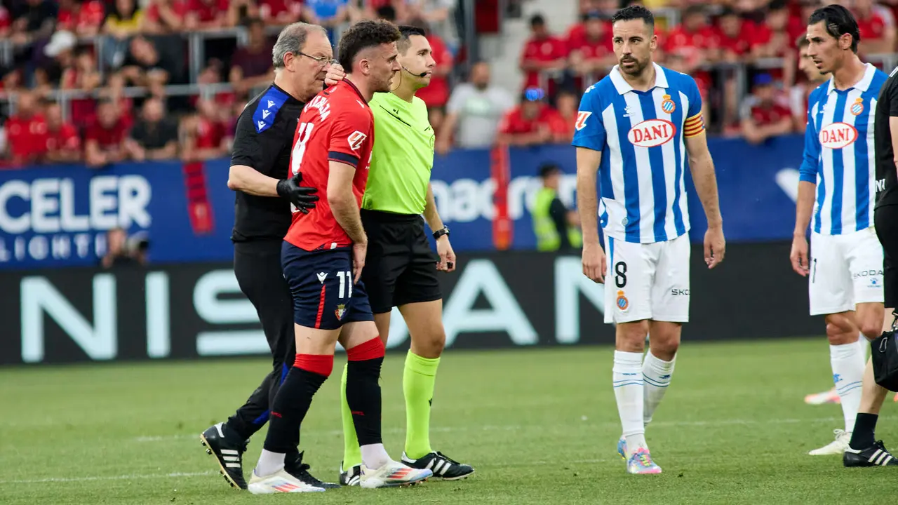Kike Barja (11. CA Osasuna) durante el partido de La Liga EA Sports entre CA Osasuna y RCD Espanyol disputado en el estadio de El Sadar en Pamplona. IÑIGO ALZUGARAY