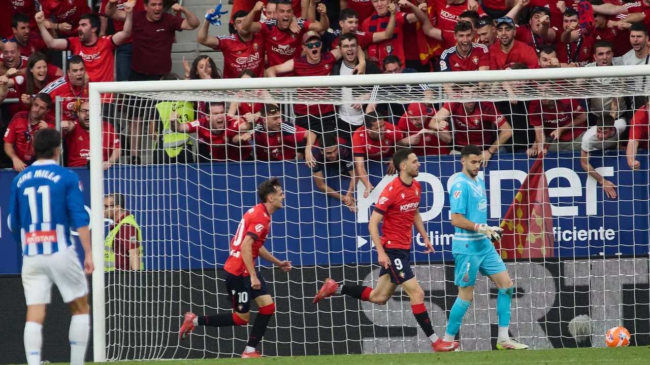 Los jugadores de Osasuna celebran el gol de Raúl García (2-0) durante el partido de La Liga EA Sports entre CA Osasuna y RCD Espanyol disputado en el estadio de El Sadar en Pamplona. IÑIGO ALZUGARAY
