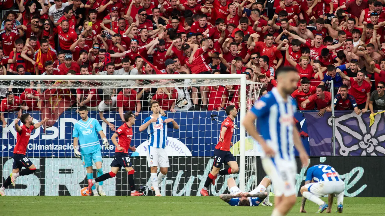 Los jugadores de Osasuna celebran el gol de Raúl García (2-0) durante el partido de La Liga EA Sports entre CA Osasuna y RCD Espanyol disputado en el estadio de El Sadar en Pamplona. IÑIGO ALZUGARAY