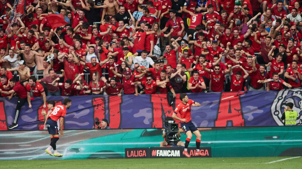 Los jugadores de Osasuna celebran el gol de Raúl García (2-0) durante el partido de La Liga EA Sports entre CA Osasuna y RCD Espanyol disputado en el estadio de El Sadar en Pamplona. IÑIGO ALZUGARAY