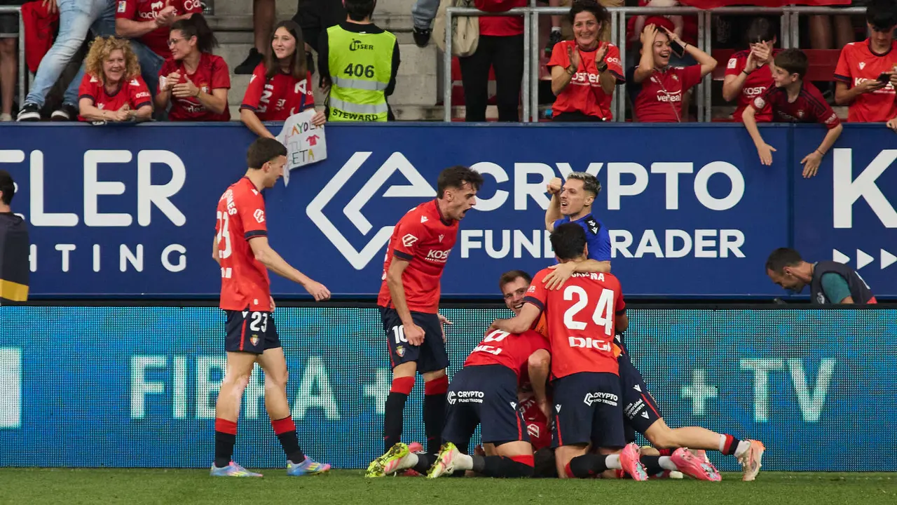 Los jugadores de Osasuna celebran el gol de Raúl García (2-0) durante el partido de La Liga EA Sports entre CA Osasuna y RCD Espanyol disputado en el estadio de El Sadar en Pamplona. IÑIGO ALZUGARAY