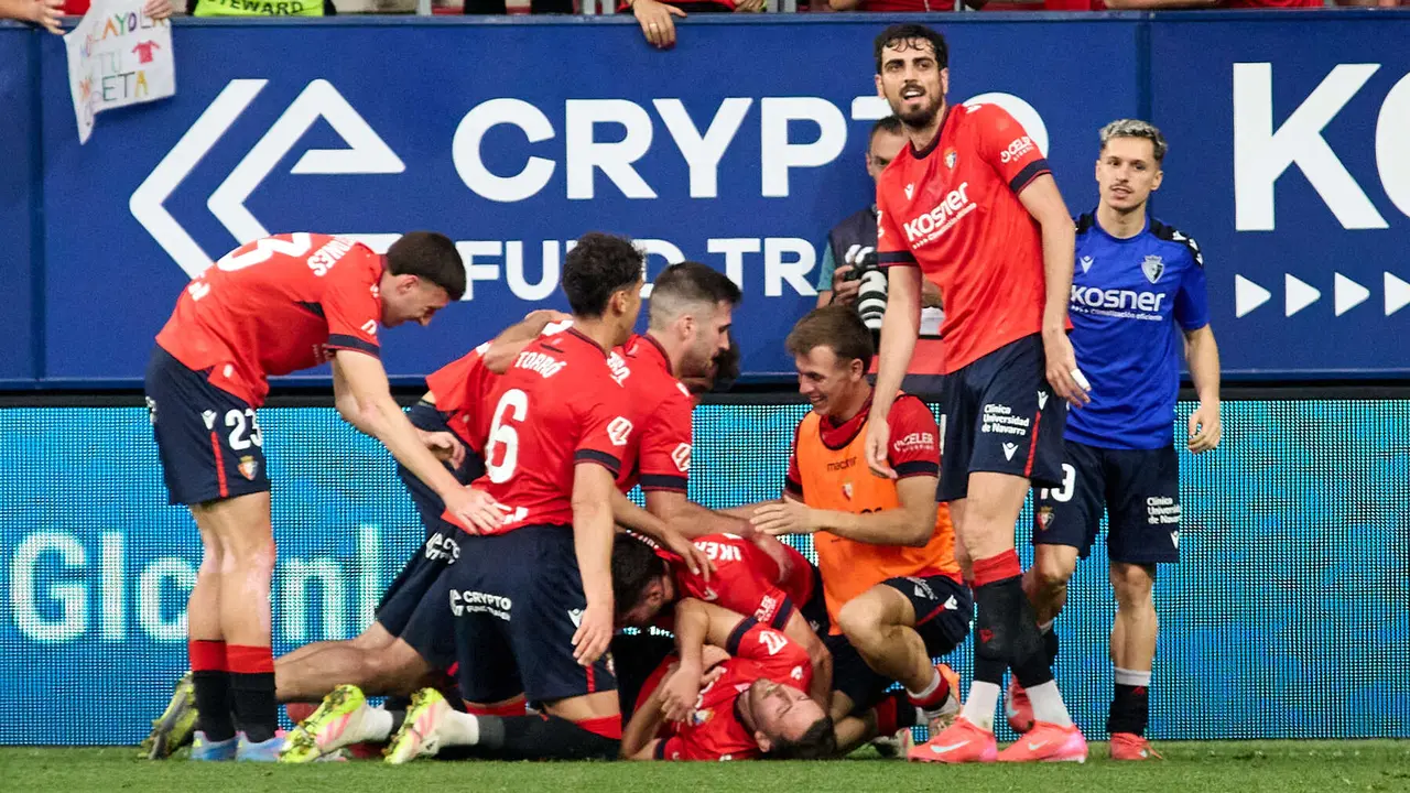 Los jugadores de Osasuna celebran el gol de Raúl García (2-0) durante el partido de La Liga EA Sports entre CA Osasuna y RCD Espanyol disputado en el estadio de El Sadar en Pamplona. IÑIGO ALZUGARAY