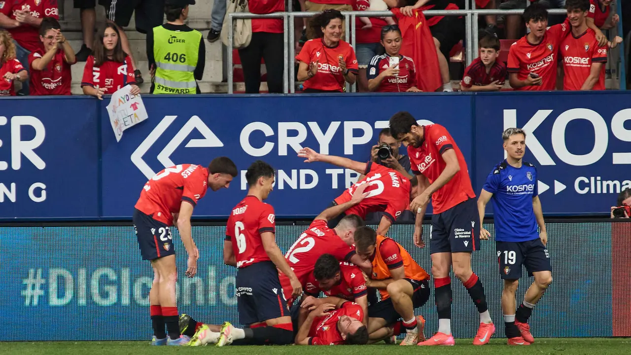 Los jugadores de Osasuna celebran el gol de Raúl García (2-0) durante el partido de La Liga EA Sports entre CA Osasuna y RCD Espanyol disputado en el estadio de El Sadar en Pamplona. IÑIGO ALZUGARAY