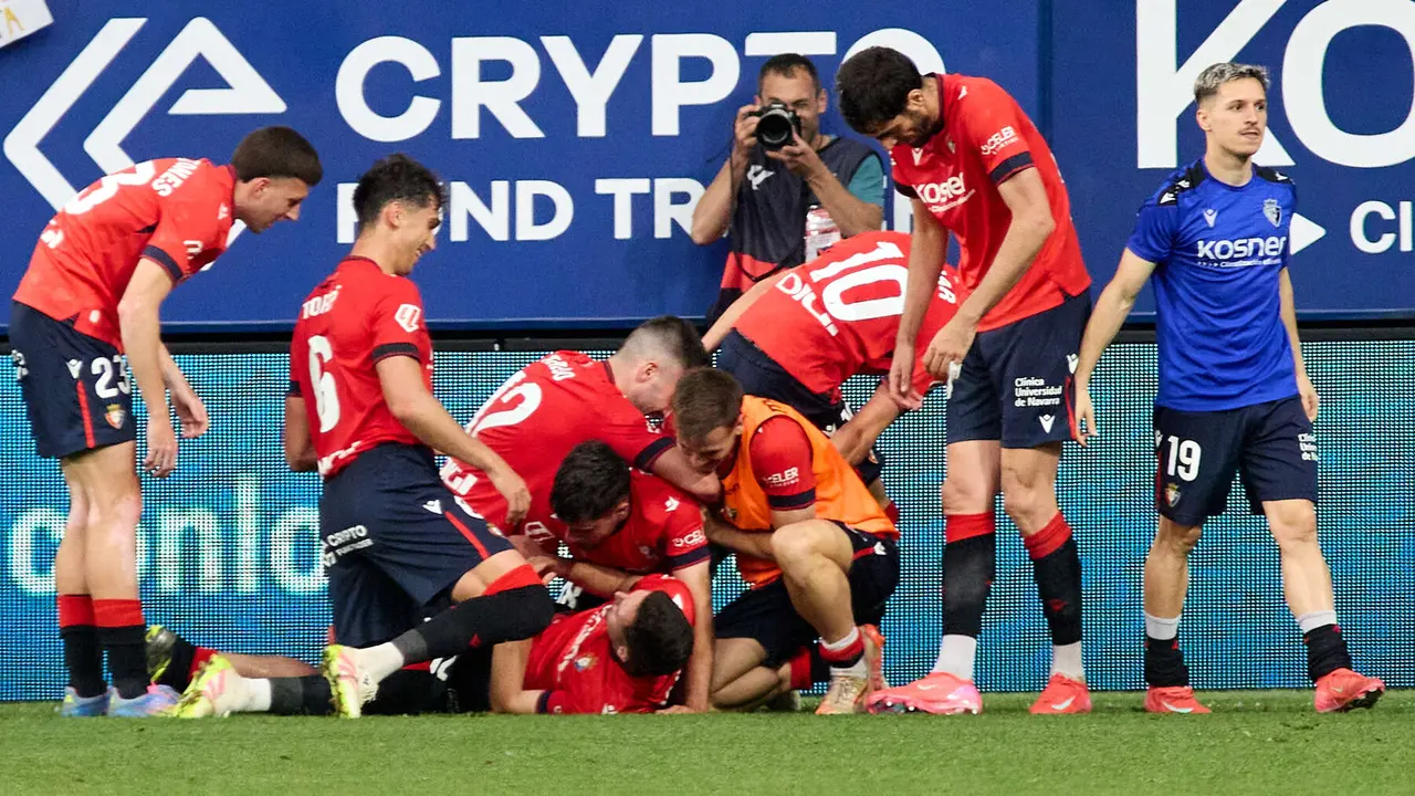 Los jugadores de Osasuna celebran el gol de Raúl García (2-0) durante el partido de La Liga EA Sports entre CA Osasuna y RCD Espanyol disputado en el estadio de El Sadar en Pamplona. IÑIGO ALZUGARAY
