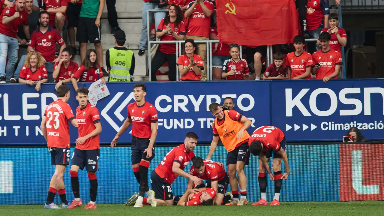 Los jugadores de Osasuna celebran el gol de Raúl García (2-0) durante el partido de La Liga EA Sports entre CA Osasuna y RCD Espanyol disputado en el estadio de El Sadar en Pamplona. IÑIGO ALZUGARAY