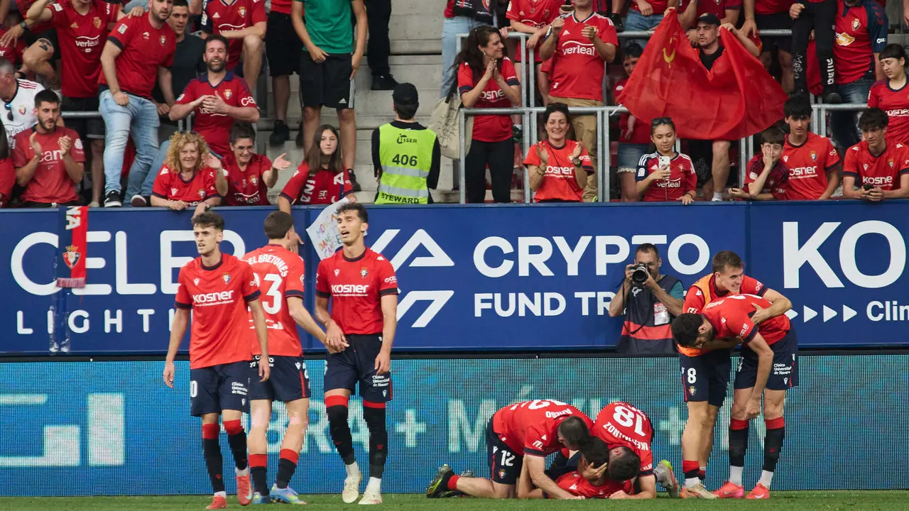 Los jugadores de Osasuna celebran el gol de Raúl García (2-0) durante el partido de La Liga EA Sports entre CA Osasuna y RCD Espanyol disputado en el estadio de El Sadar en Pamplona. IÑIGO ALZUGARAY