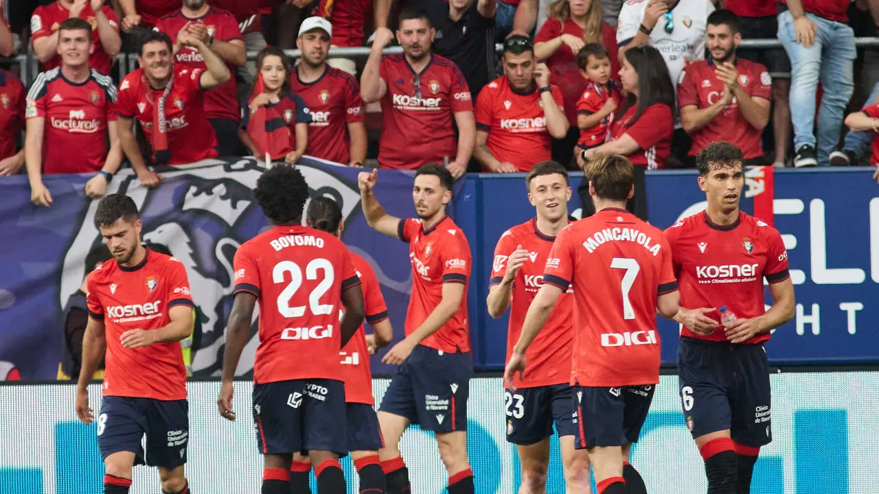Los jugadores de Osasuna celebran el gol de Raúl García (2-0) durante el partido de La Liga EA Sports entre CA Osasuna y RCD Espanyol disputado en el estadio de El Sadar en Pamplona. IÑIGO ALZUGARAY