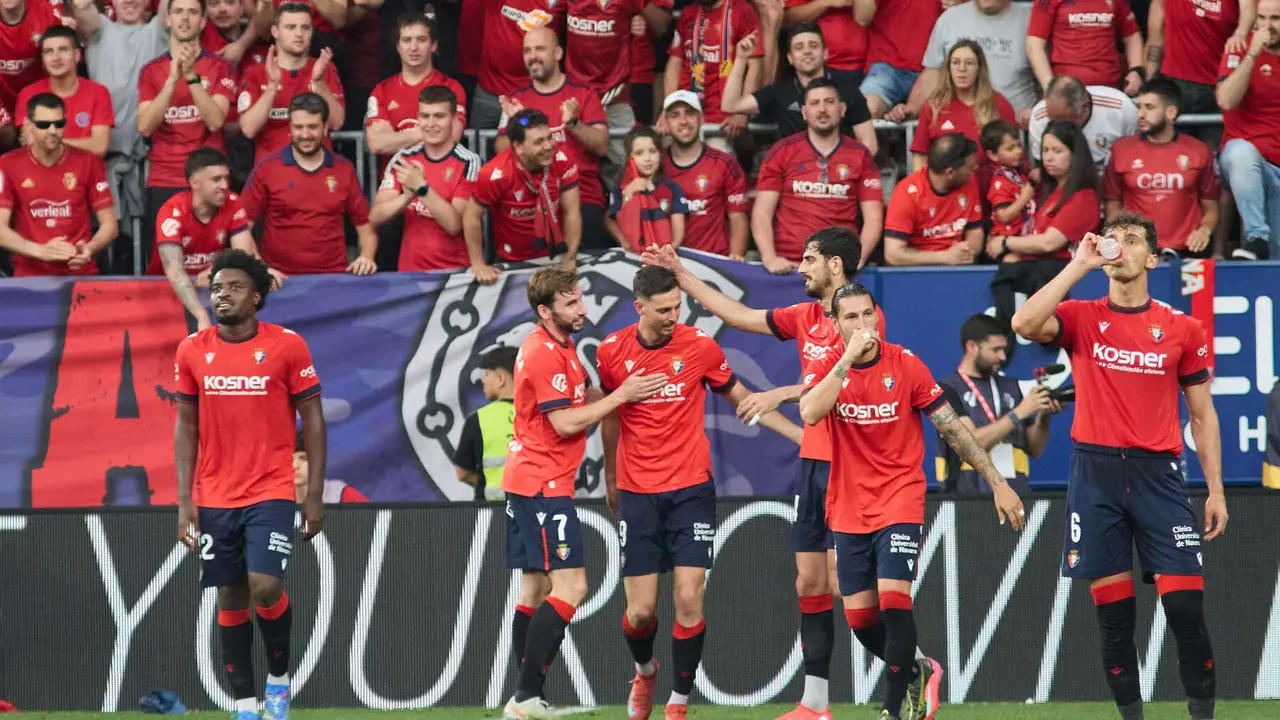 Los jugadores de Osasuna celebran el gol de Raúl García (2-0) durante el partido de La Liga EA Sports entre CA Osasuna y RCD Espanyol disputado en el estadio de El Sadar en Pamplona. IÑIGO ALZUGARAY