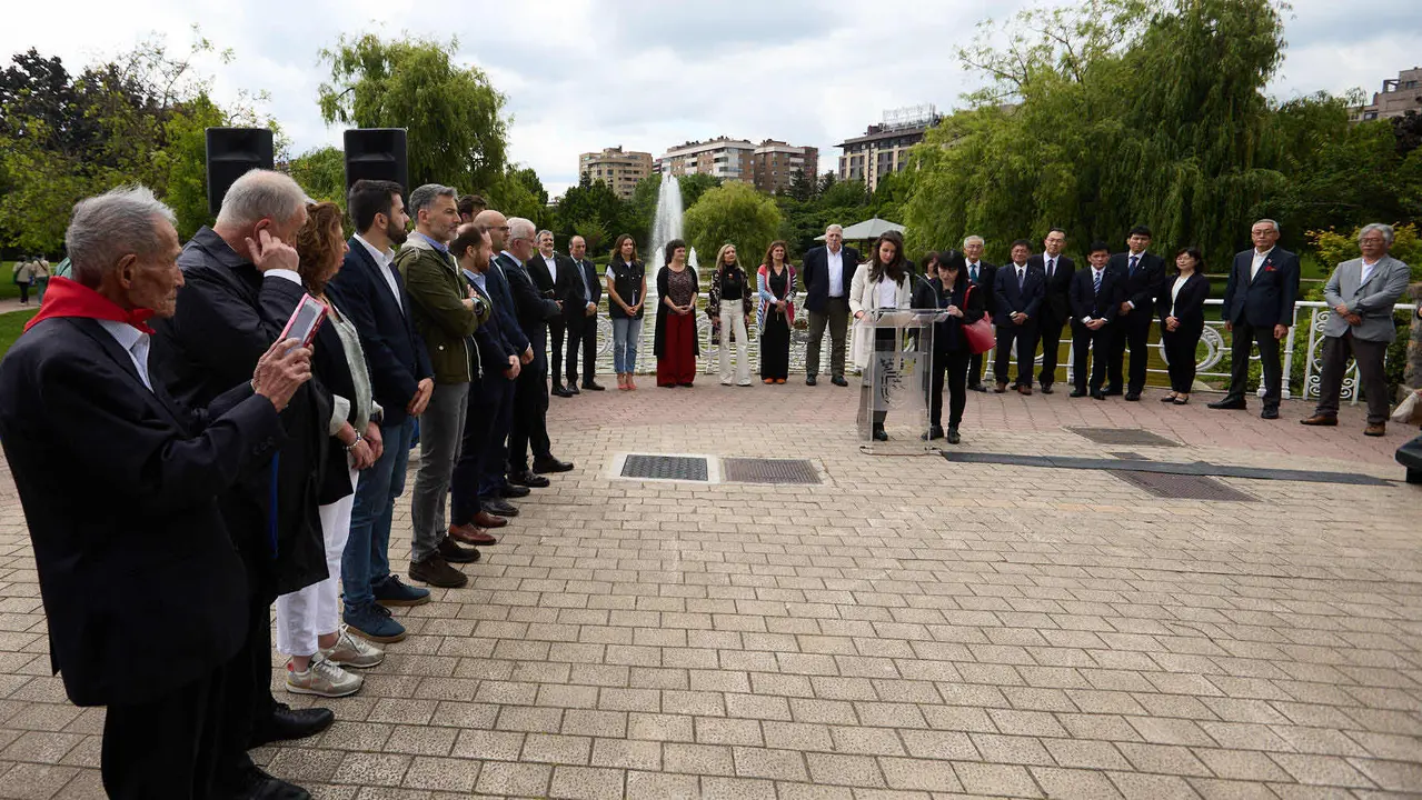 Los alcaldes de Pamplona y Yamaguchi, Joseba Asiron Saez y Kazuki Ito, respectivamente, participan en un acto simbólico de plantación de arbolado en el parque de Yamaguchi de Pamplona. IÑIGO ALZUGARAY