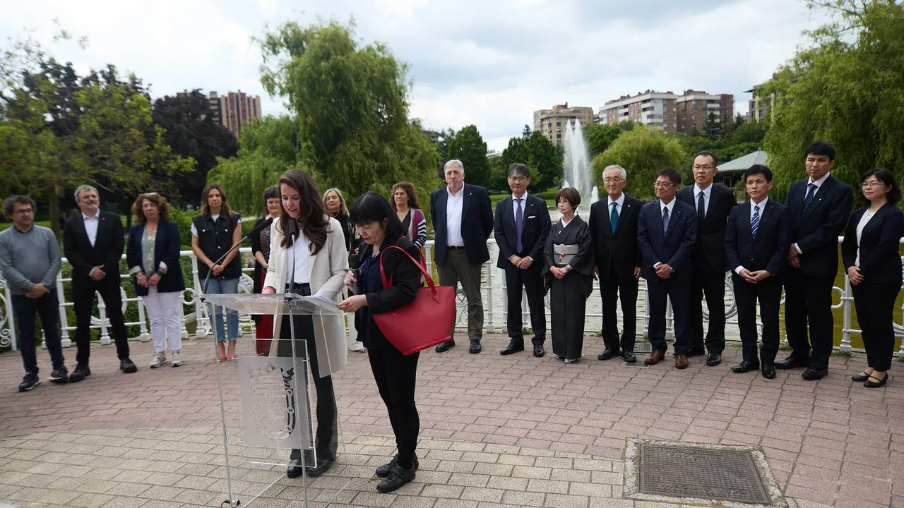 Los alcaldes de Pamplona y Yamaguchi, Joseba Asiron Saez y Kazuki Ito, respectivamente, participan en un acto simbólico de plantación de arbolado en el parque de Yamaguchi de Pamplona. IÑIGO ALZUGARAY