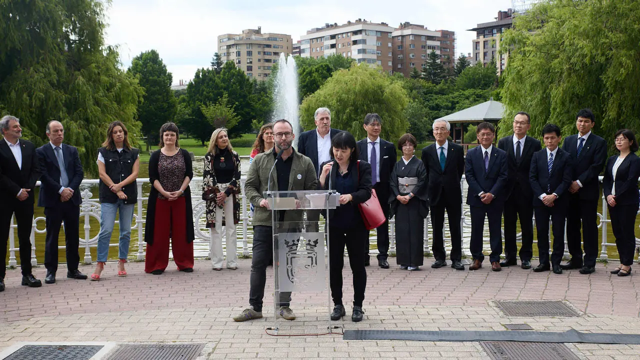 Los alcaldes de Pamplona y Yamaguchi, Joseba Asiron Saez y Kazuki Ito, respectivamente, participan en un acto simbólico de plantación de arbolado en el parque de Yamaguchi de Pamplona. IÑIGO ALZUGARAY