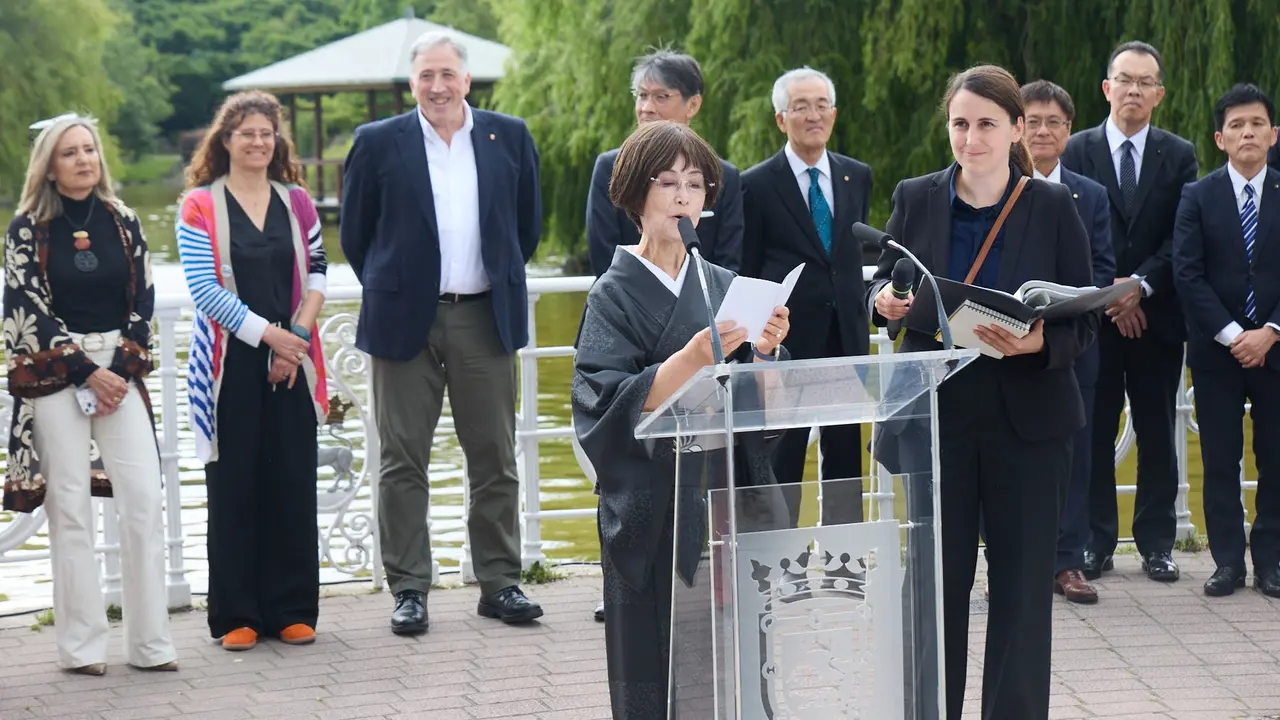 Los alcaldes de Pamplona y Yamaguchi, Joseba Asiron Saez y Kazuki Ito, respectivamente, participan en un acto simbólico de plantación de arbolado en el parque de Yamaguchi de Pamplona. IÑIGO ALZUGARAY