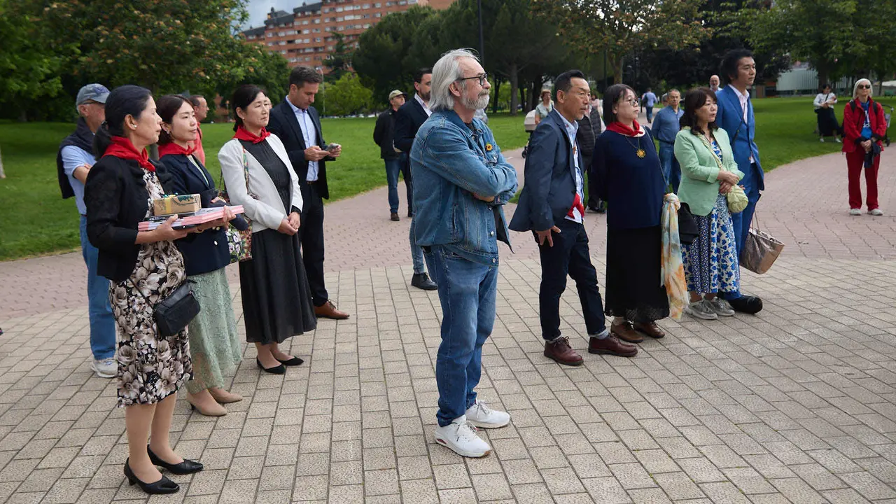 Los alcaldes de Pamplona y Yamaguchi, Joseba Asiron Saez y Kazuki Ito, respectivamente, participan en un acto simbólico de plantación de arbolado en el parque de Yamaguchi de Pamplona. IÑIGO ALZUGARAY