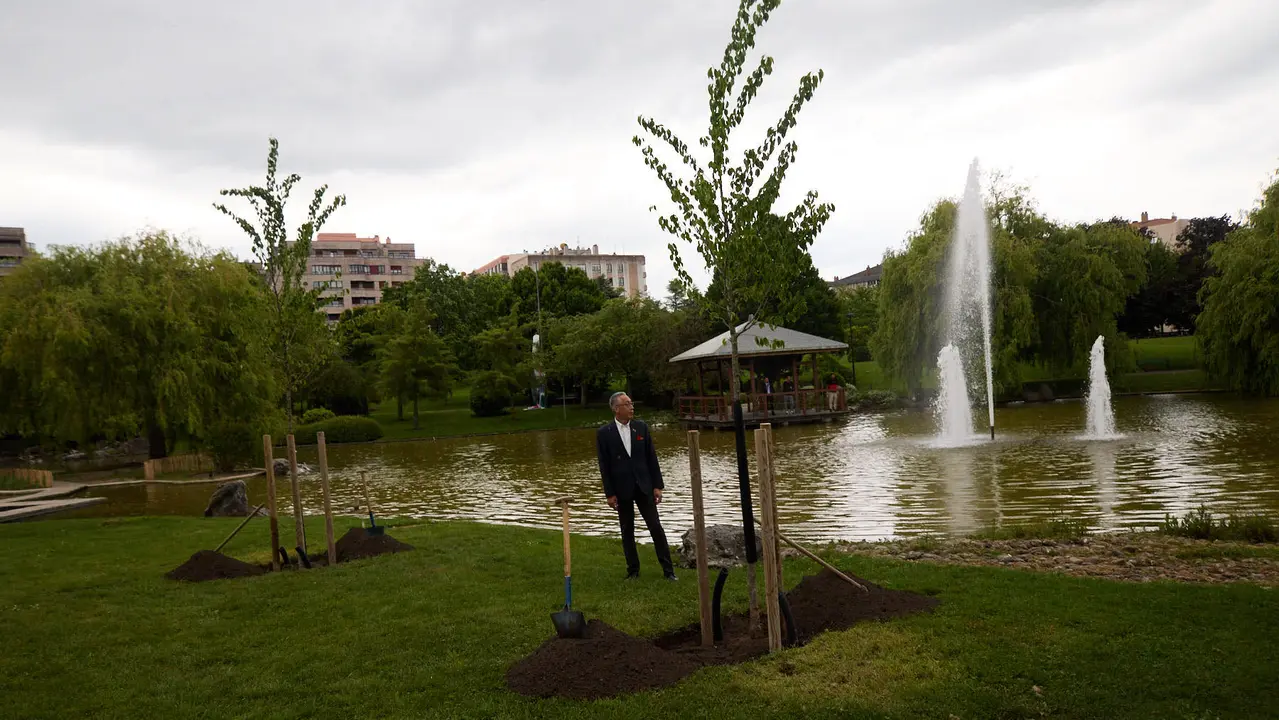 Los alcaldes de Pamplona y Yamaguchi, Joseba Asiron Saez y Kazuki Ito, respectivamente, participan en un acto simbólico de plantación de arbolado en el parque de Yamaguchi de Pamplona. IÑIGO ALZUGARAY