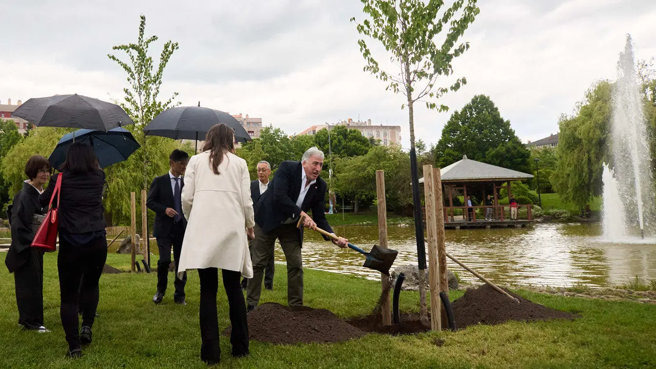 Los alcaldes de Pamplona y Yamaguchi, Joseba Asiron Saez y Kazuki Ito, respectivamente, participan en un acto simbólico de plantación de arbolado en el parque de Yamaguchi de Pamplona. IÑIGO ALZUGARAY