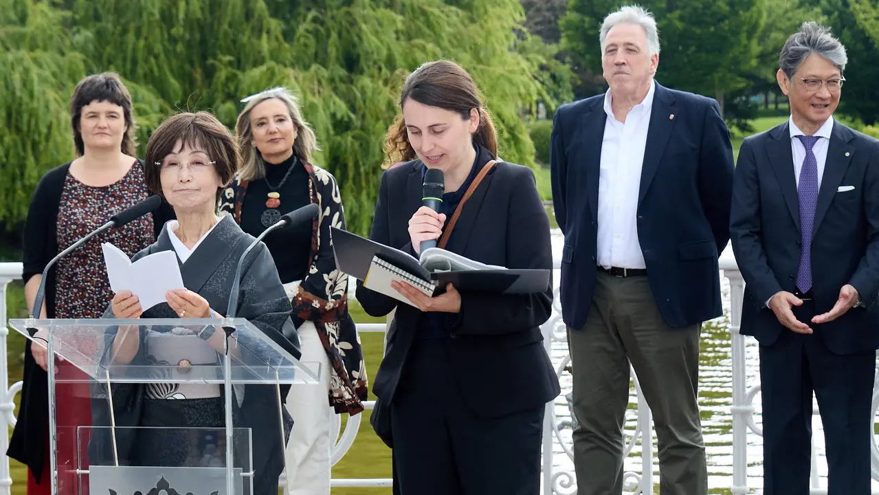 Los alcaldes de Pamplona y Yamaguchi, Joseba Asiron Saez y Kazuki Ito, respectivamente, participan en un acto simbólico de plantación de arbolado en el parque de Yamaguchi de Pamplona. IÑIGO ALZUGARAY