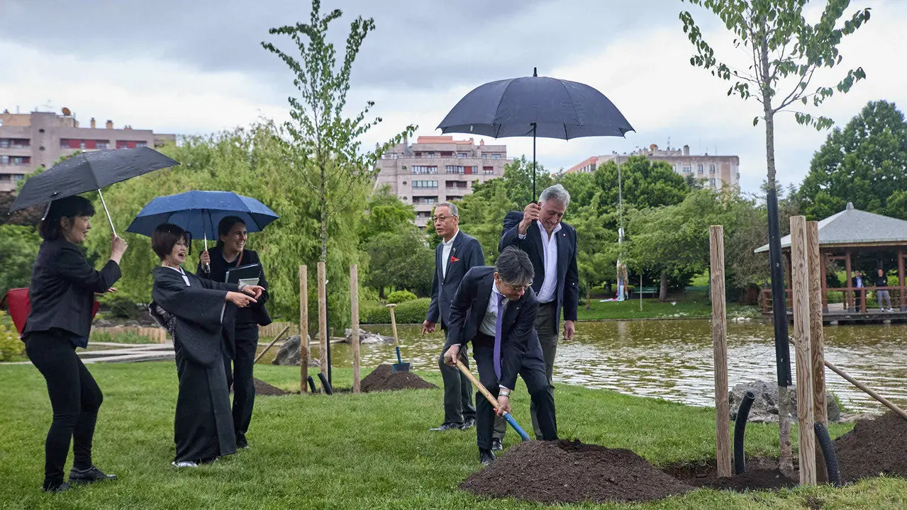 Los alcaldes de Pamplona y Yamaguchi, Joseba Asiron Saez y Kazuki Ito, respectivamente, participan en un acto simbólico de plantación de arbolado en el parque de Yamaguchi de Pamplona. IÑIGO ALZUGARAY