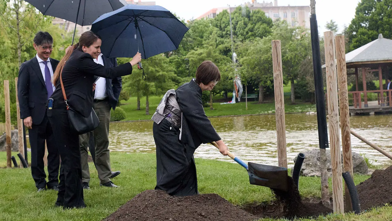 Los alcaldes de Pamplona y Yamaguchi, Joseba Asiron Saez y Kazuki Ito, respectivamente, participan en un acto simbólico de plantación de arbolado en el parque de Yamaguchi de Pamplona. IÑIGO ALZUGARAY