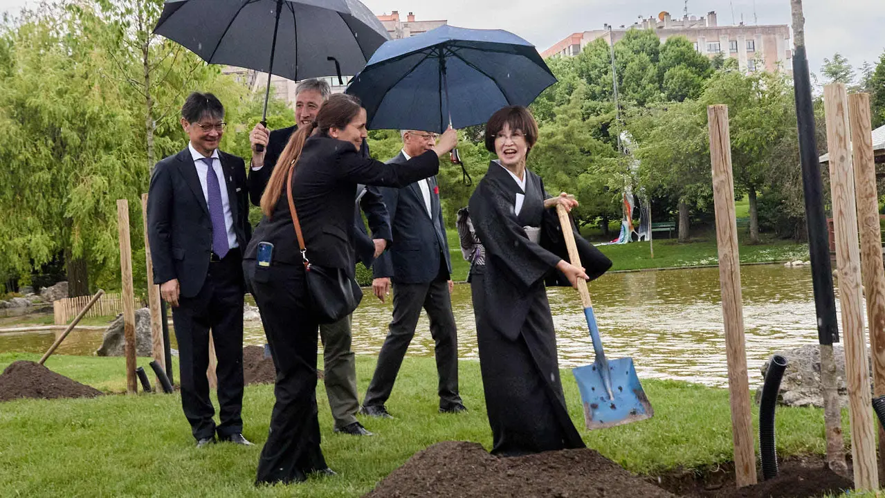 Los alcaldes de Pamplona y Yamaguchi, Joseba Asiron Saez y Kazuki Ito, respectivamente, participan en un acto simbólico de plantación de arbolado en el parque de Yamaguchi de Pamplona. IÑIGO ALZUGARAY