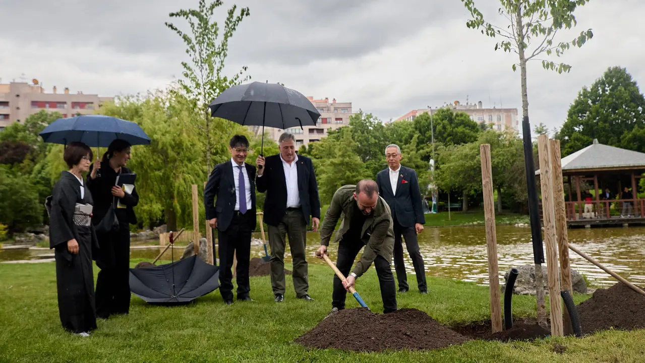 Los alcaldes de Pamplona y Yamaguchi, Joseba Asiron Saez y Kazuki Ito, respectivamente, participan en un acto simbólico de plantación de arbolado en el parque de Yamaguchi de Pamplona. IÑIGO ALZUGARAY