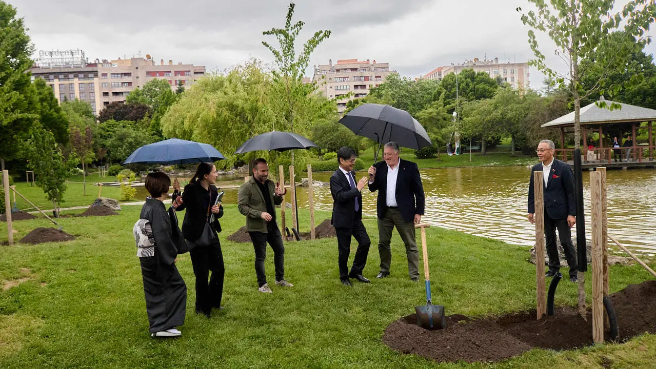 Los alcaldes de Pamplona y Yamaguchi, Joseba Asiron Saez y Kazuki Ito, respectivamente, participan en un acto simbólico de plantación de arbolado en el parque de Yamaguchi de Pamplona. IÑIGO ALZUGARAY