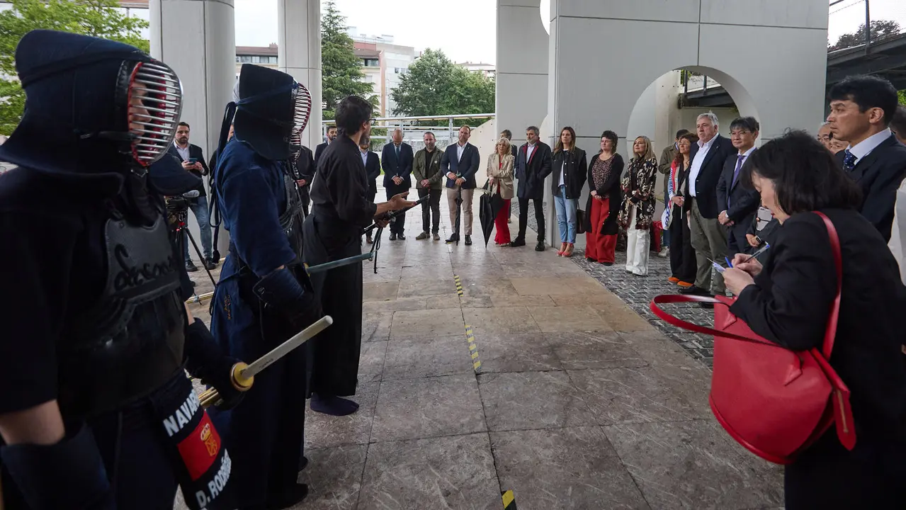 Los alcaldes de Pamplona y Yamaguchi, Joseba Asiron Saez y Kazuki Ito, respectivamente, participan en un acto simbólico de plantación de arbolado en el parque de Yamaguchi de Pamplona. IÑIGO ALZUGARAY