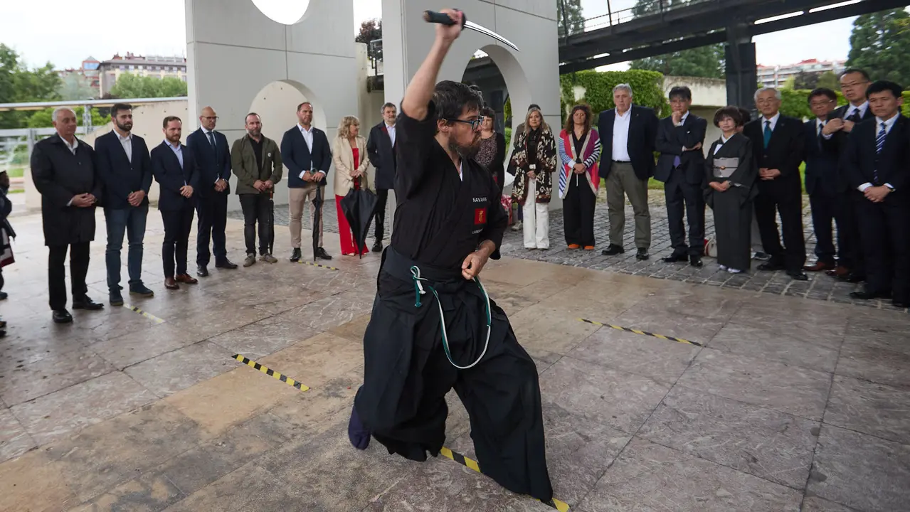Los alcaldes de Pamplona y Yamaguchi, Joseba Asiron Saez y Kazuki Ito, respectivamente, participan en un acto simbólico de plantación de arbolado en el parque de Yamaguchi de Pamplona. IÑIGO ALZUGARAY