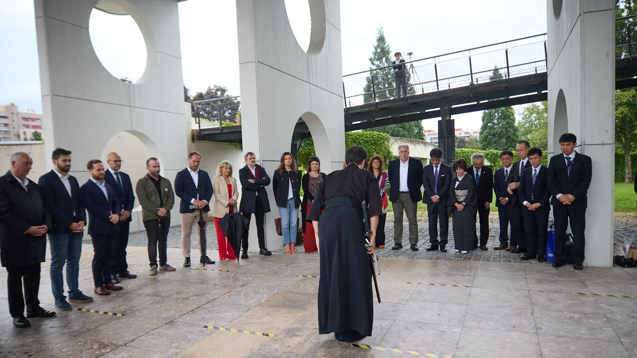 Los alcaldes de Pamplona y Yamaguchi, Joseba Asiron Saez y Kazuki Ito, respectivamente, participan en un acto simbólico de plantación de arbolado en el parque de Yamaguchi de Pamplona. IÑIGO ALZUGARAY