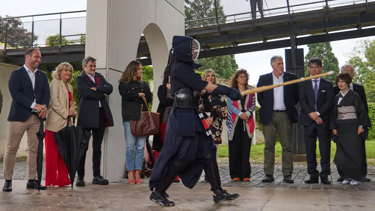Los alcaldes de Pamplona y Yamaguchi, Joseba Asiron Saez y Kazuki Ito, respectivamente, participan en un acto simbólico de plantación de arbolado en el parque de Yamaguchi de Pamplona. IÑIGO ALZUGARAY