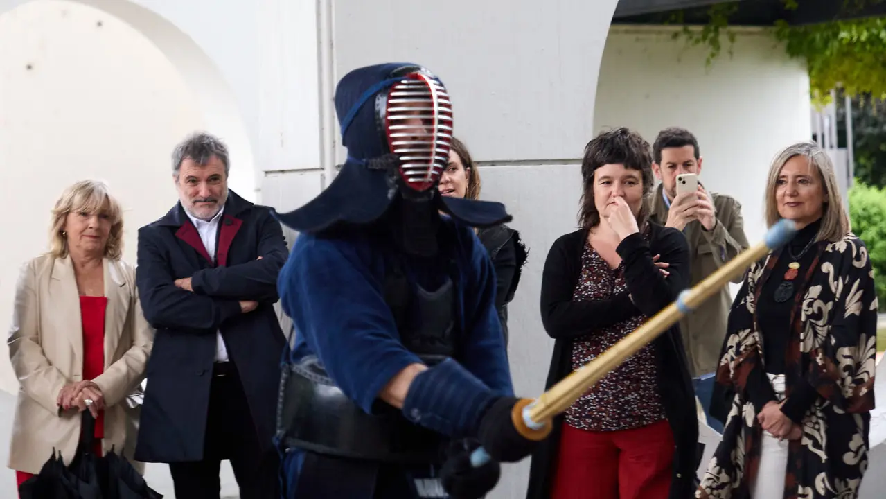 Los alcaldes de Pamplona y Yamaguchi, Joseba Asiron Saez y Kazuki Ito, respectivamente, participan en un acto simbólico de plantación de arbolado en el parque de Yamaguchi de Pamplona. IÑIGO ALZUGARAY