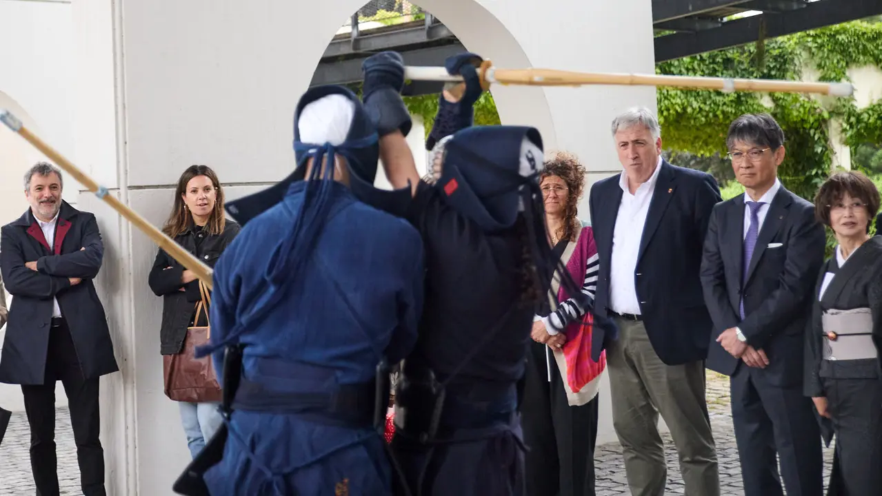 Los alcaldes de Pamplona y Yamaguchi, Joseba Asiron Saez y Kazuki Ito, respectivamente, participan en un acto simbólico de plantación de arbolado en el parque de Yamaguchi de Pamplona. IÑIGO ALZUGARAY