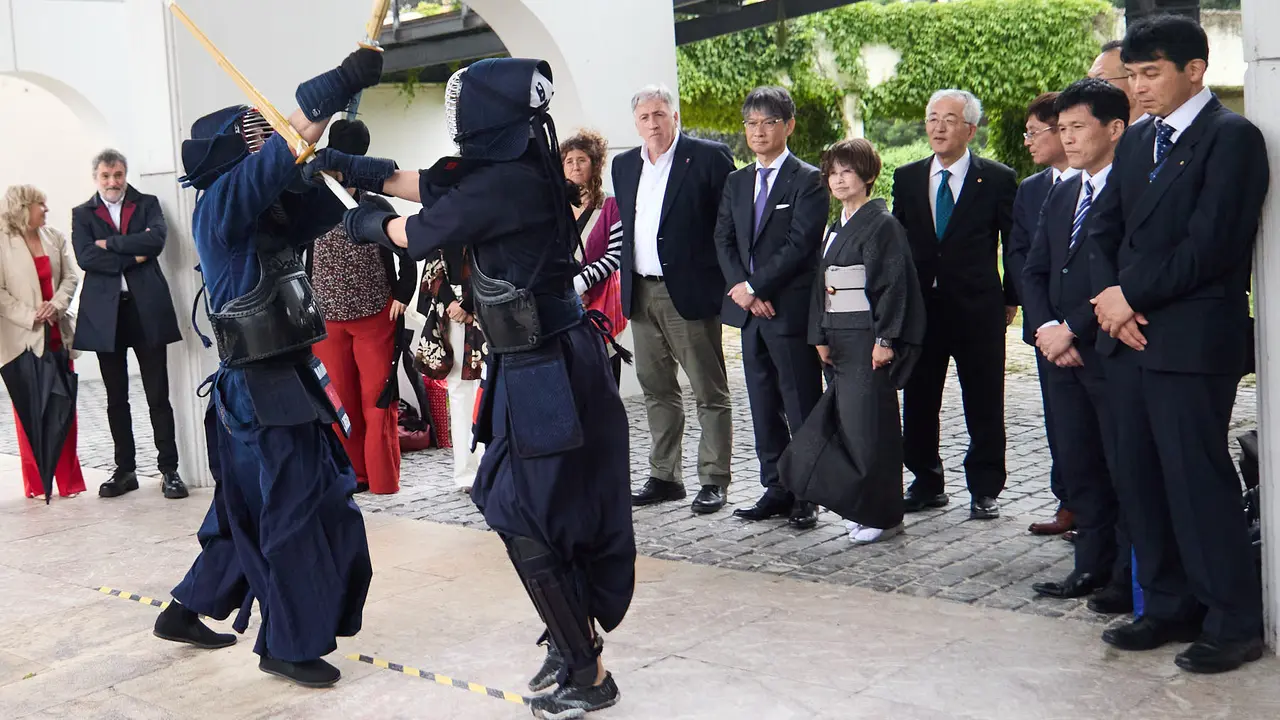 Los alcaldes de Pamplona y Yamaguchi, Joseba Asiron Saez y Kazuki Ito, respectivamente, participan en un acto simbólico de plantación de arbolado en el parque de Yamaguchi de Pamplona. IÑIGO ALZUGARAY