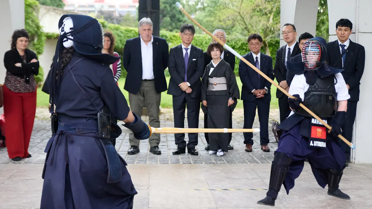 Los alcaldes de Pamplona y Yamaguchi, Joseba Asiron Saez y Kazuki Ito, respectivamente, participan en un acto simbólico de plantación de arbolado en el parque de Yamaguchi de Pamplona. IÑIGO ALZUGARAY