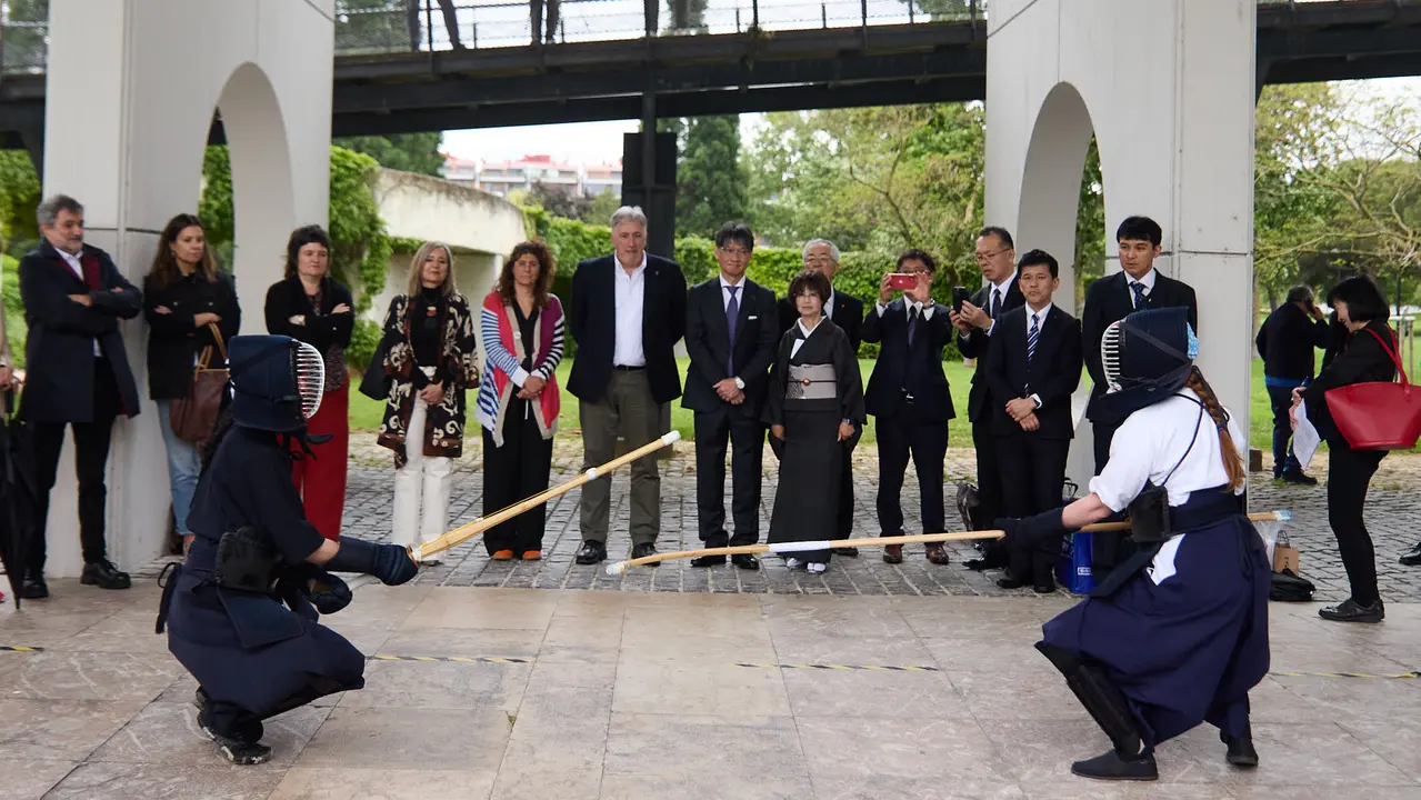 Los alcaldes de Pamplona y Yamaguchi, Joseba Asiron Saez y Kazuki Ito, respectivamente, participan en un acto simbólico de plantación de arbolado en el parque de Yamaguchi de Pamplona. IÑIGO ALZUGARAY