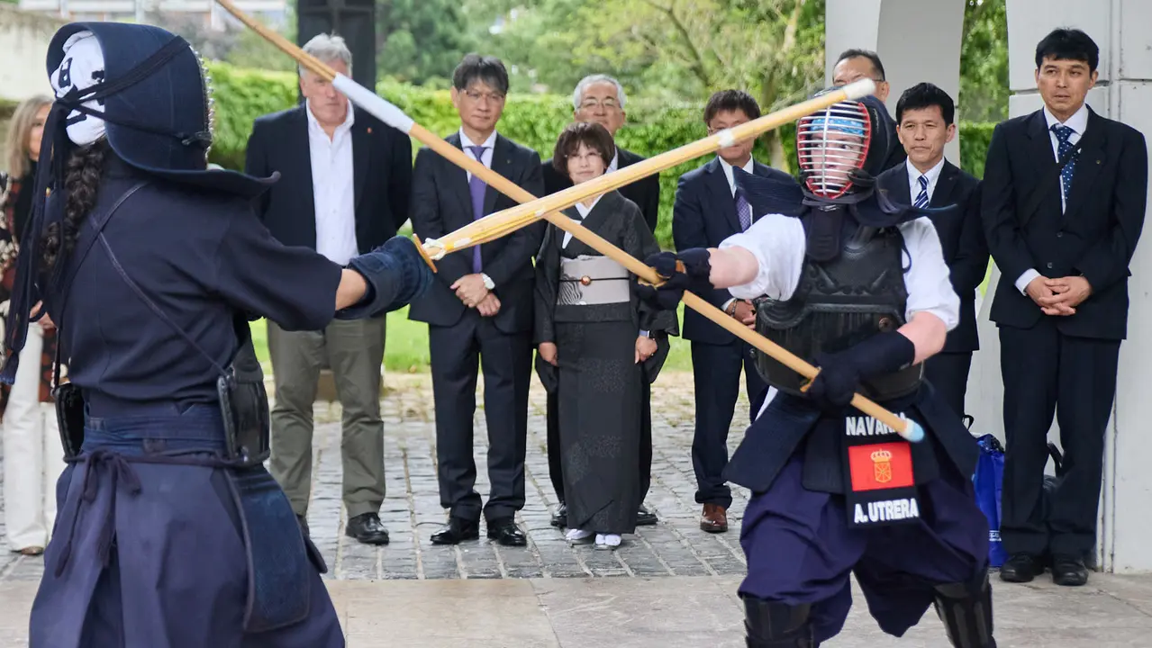 Los alcaldes de Pamplona y Yamaguchi, Joseba Asiron Saez y Kazuki Ito, respectivamente, participan en un acto simbólico de plantación de arbolado en el parque de Yamaguchi de Pamplona. IÑIGO ALZUGARAY