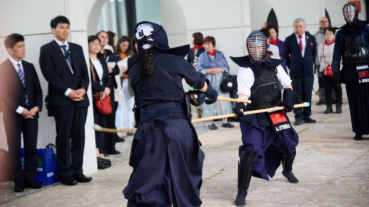 Los alcaldes de Pamplona y Yamaguchi, Joseba Asiron Saez y Kazuki Ito, respectivamente, participan en un acto simbólico de plantación de arbolado en el parque de Yamaguchi de Pamplona. IÑIGO ALZUGARAY