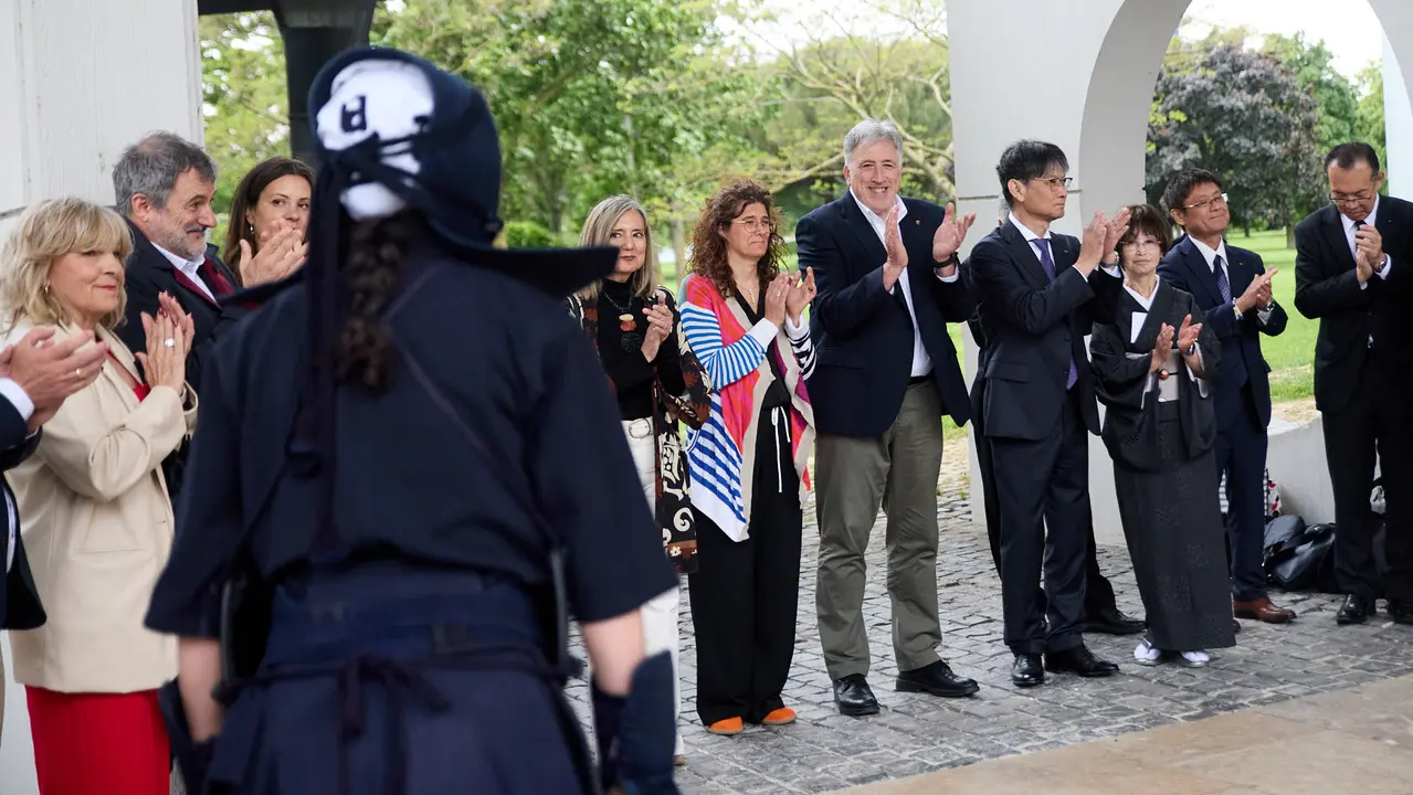 Los alcaldes de Pamplona y Yamaguchi, Joseba Asiron Saez y Kazuki Ito, respectivamente, participan en un acto simbólico de plantación de arbolado en el parque de Yamaguchi de Pamplona. IÑIGO ALZUGARAY