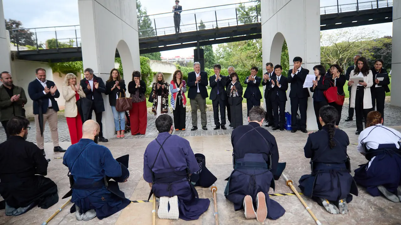 Los alcaldes de Pamplona y Yamaguchi, Joseba Asiron Saez y Kazuki Ito, respectivamente, participan en un acto simbólico de plantación de arbolado en el parque de Yamaguchi de Pamplona. IÑIGO ALZUGARAY