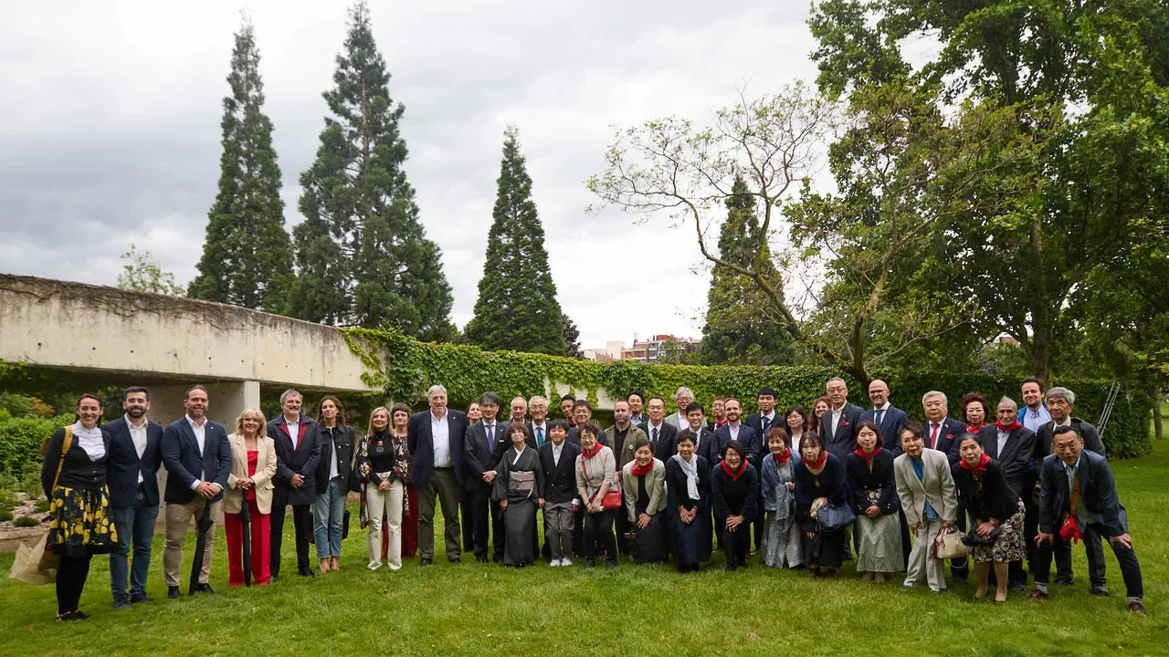 Los alcaldes de Pamplona y Yamaguchi, Joseba Asiron Saez y Kazuki Ito, respectivamente, participan en un acto simbólico de plantación de arbolado en el parque de Yamaguchi de Pamplona. IÑIGO ALZUGARAY