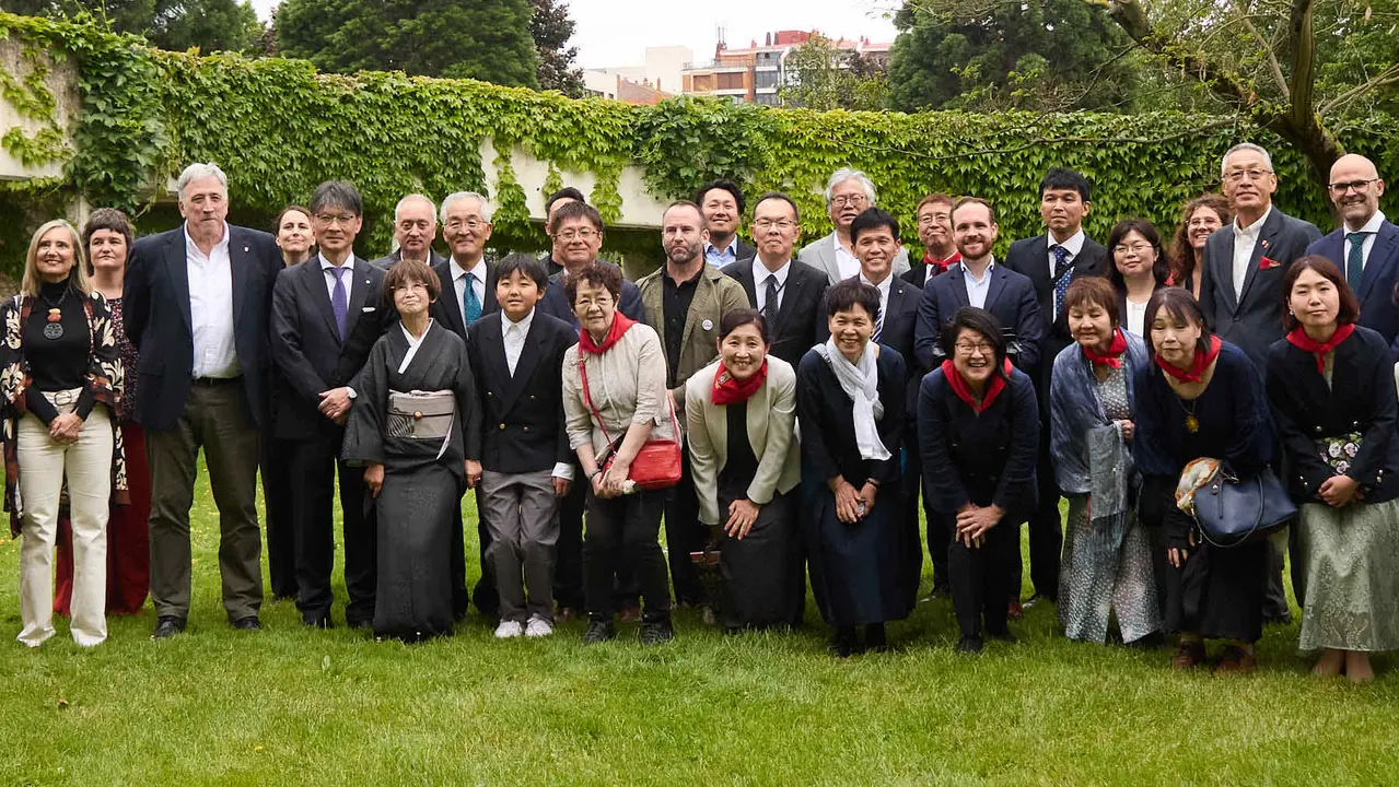 Los alcaldes de Pamplona y Yamaguchi, Joseba Asiron Saez y Kazuki Ito, respectivamente, participan en un acto simbólico de plantación de arbolado en el parque de Yamaguchi de Pamplona. IÑIGO ALZUGARAY