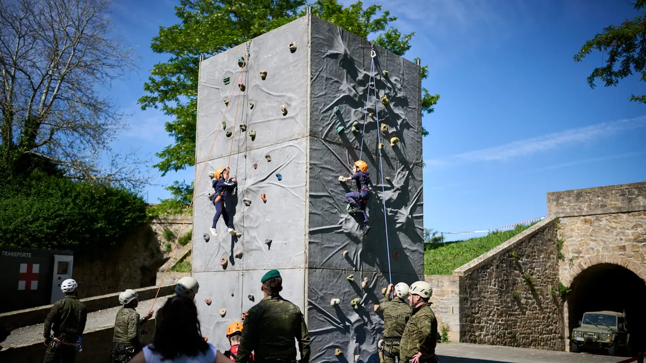 El Mando de Tropas de Montaña 'Roncesvalles' organiza una serie de actividades para celebrar el Día de la Fuerzas Armadas en Navarra con exhibiciones, muestra de material y vehículos y una exposición fotográfica. PABLO LASAOSA