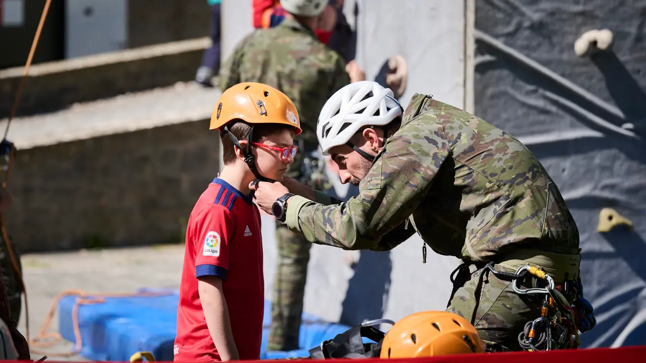 El Mando de Tropas de Montaña 'Roncesvalles' organiza una serie de actividades para celebrar el Día de la Fuerzas Armadas en Navarra con exhibiciones, muestra de material y vehículos y una exposición fotográfica. PABLO LASAOSA